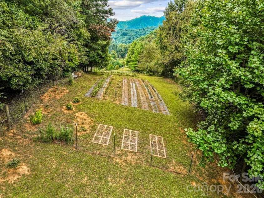 427 Hardscrabble Road, Burnsville, NC 28714.  MLS# CAR4422835, YatesRealty ID 50259. 