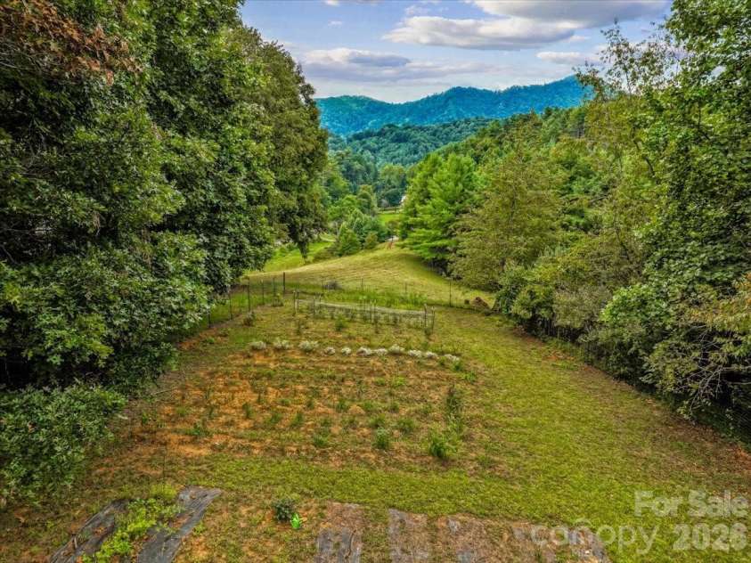 427 Hardscrabble Road, Burnsville, NC 28714.  MLS# CAR4422835, YatesRealty ID 50259. 