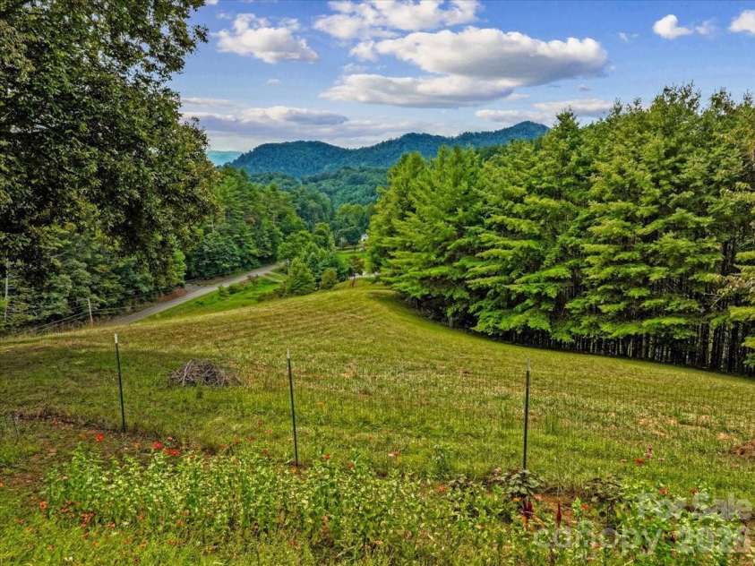 427 Hardscrabble Road, Burnsville, NC 28714.  MLS# CAR4422835, YatesRealty ID 50259. 