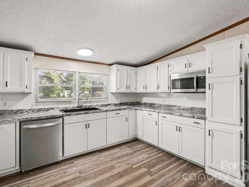 530 Gladstone Road, Mocksville, NC 27028.  MLS# CAR4423690, YatesRealty ID 50260. Kitchen
