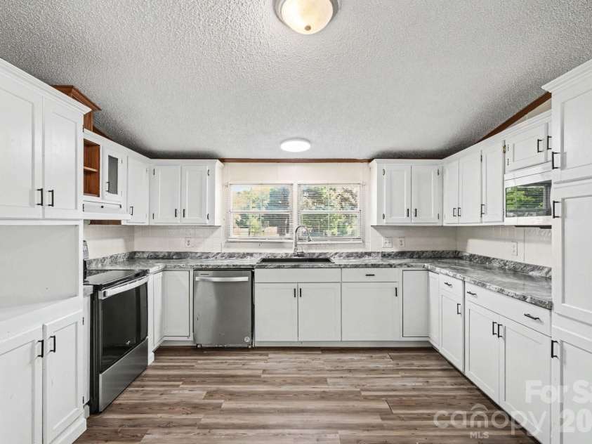 530 Gladstone Road, Mocksville, NC 27028.  MLS# CAR4423690, YatesRealty ID 50260. Kitchen