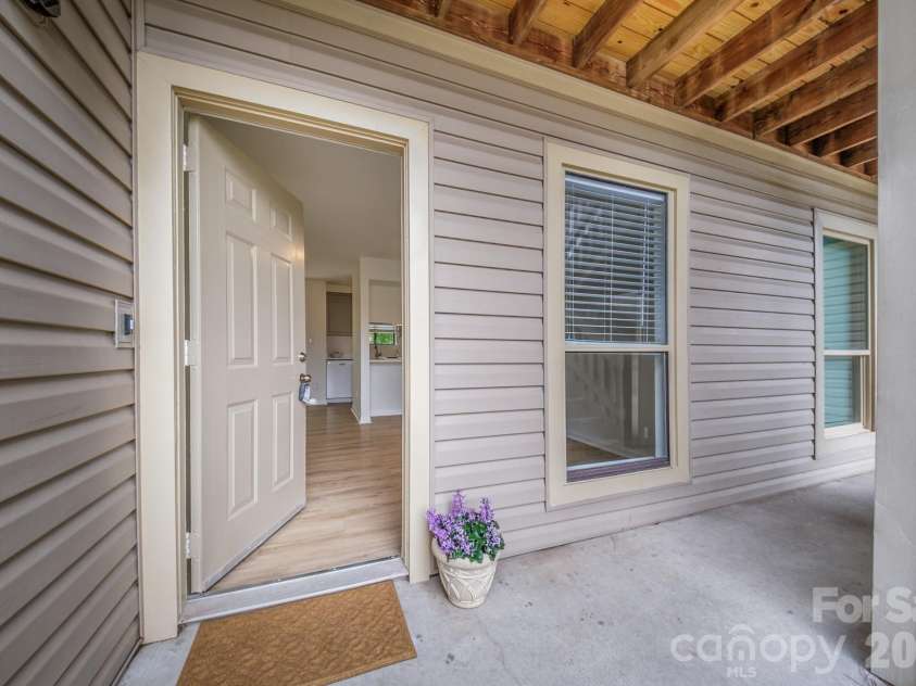 11022 Running Ridge Road, Charlotte, NC 28226.  MLS# CAR4422317, YatesRealty ID 50264. Front Entryway