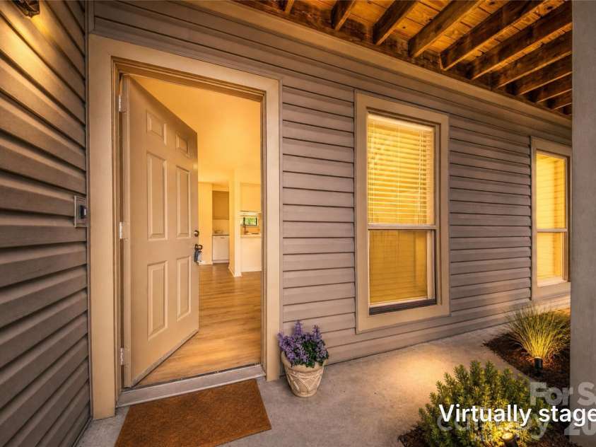 11022 Running Ridge Road, Charlotte, NC 28226.  MLS# CAR4422317, YatesRealty ID 50264. Front Entryway