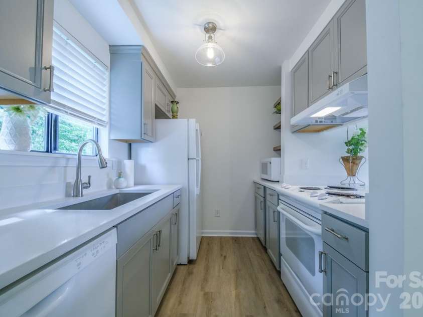 11022 Running Ridge Road, Charlotte, NC 28226.  MLS# CAR4422317, YatesRealty ID 50264. Kitchen