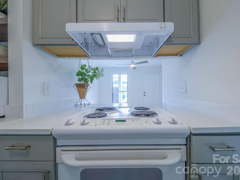 11022 Running Ridge Road, Charlotte, NC 28226.  MLS# CAR4422317, YatesRealty ID 50264. Kitchen