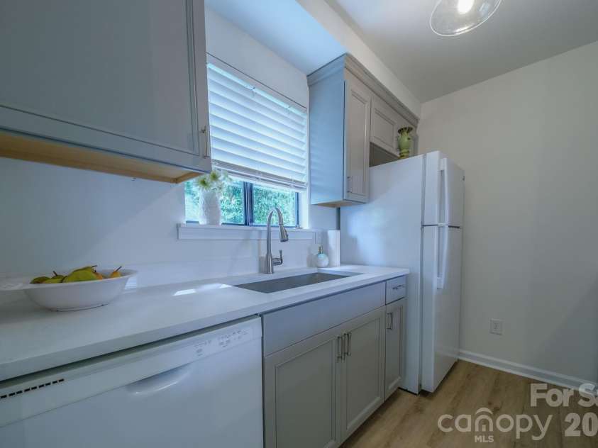 11022 Running Ridge Road, Charlotte, NC 28226.  MLS# CAR4422317, YatesRealty ID 50264. Kitchen