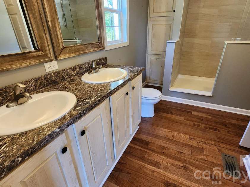 967 Barnardsville Highway, Weaverville, NC 28787.  MLS# CAR4422068, YatesRealty ID 50268. Primary Bath