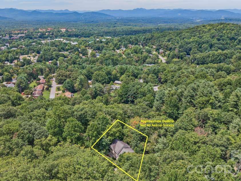 113 Ballantree Drive, Asheville, NC 28803.  MLS# CAR4417051, YatesRealty ID 50269. Convenient Location
