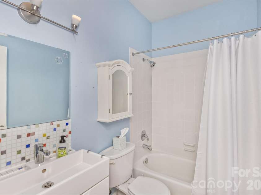 113 Ballantree Drive, Asheville, NC 28803.  MLS# CAR4417051, YatesRealty ID 50269. Full Bath on the main level right off from the Bedroom