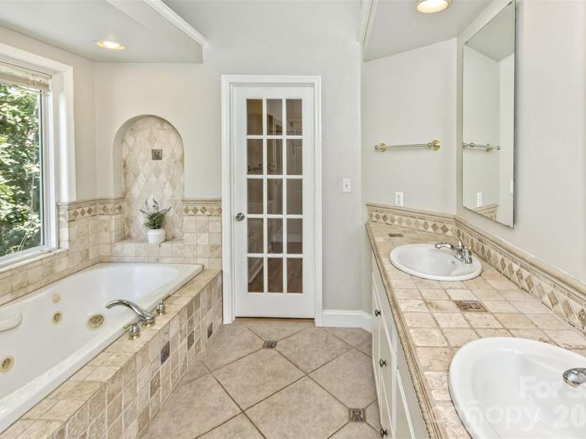 113 Ballantree Drive, Asheville, NC 28803.  MLS# CAR4417051, YatesRealty ID 50269. Primary En Suite