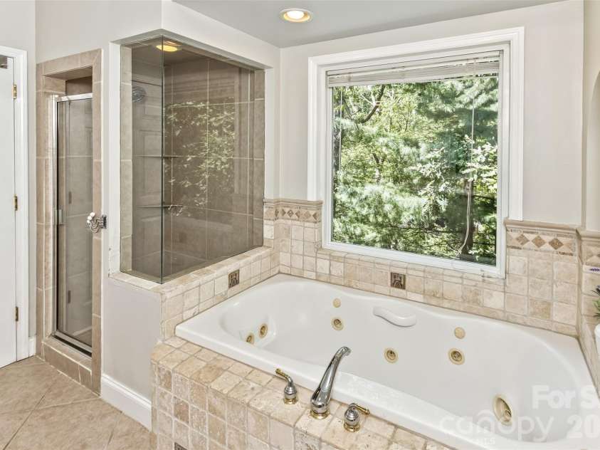 113 Ballantree Drive, Asheville, NC 28803.  MLS# CAR4417051, YatesRealty ID 50269. Primary En Suite