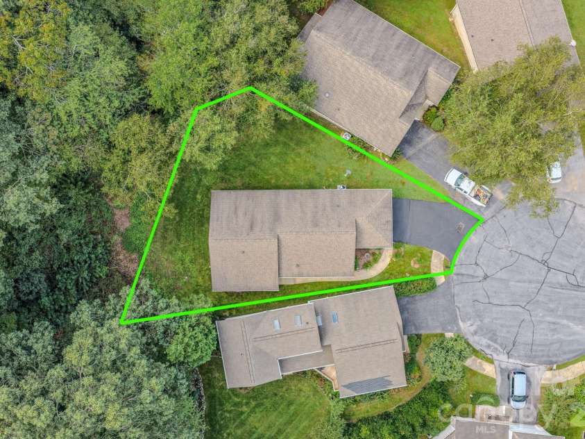 177 Clear Creekside Drive, Hendersonville, NC 28792.  MLS# CAR4422761, YatesRealty ID 50272. 