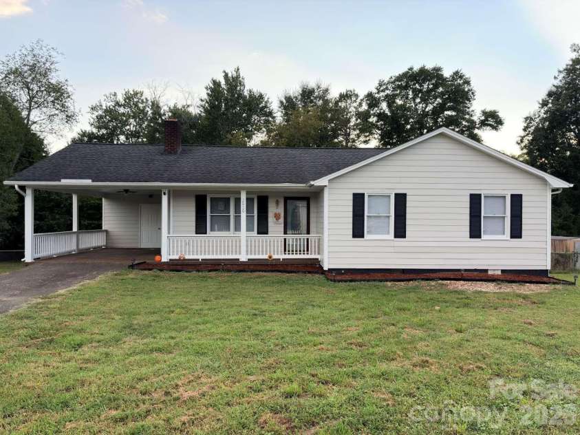 2060 27th Avenue Drive, Hickory, NC 28601.  MLS# CAR4423738, YatesRealty ID 50276. 