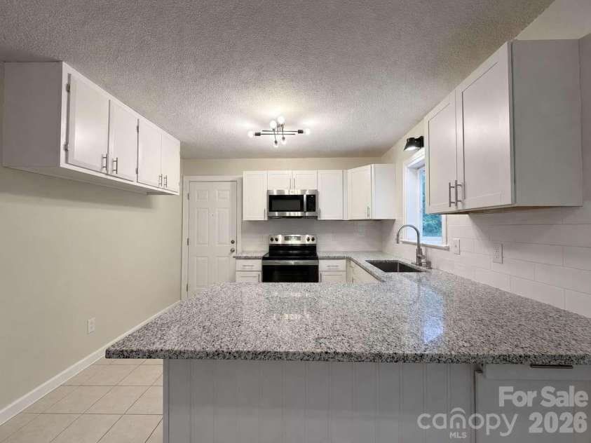 2060 27th Avenue Drive, Hickory, NC 28601.  MLS# CAR4423738, YatesRealty ID 50276. 