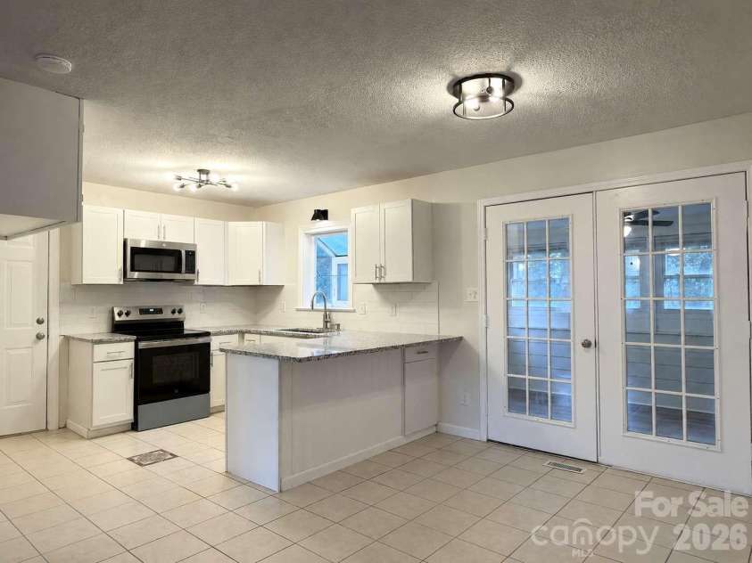 2060 27th Avenue Drive, Hickory, NC 28601.  MLS# CAR4423738, YatesRealty ID 50276. 