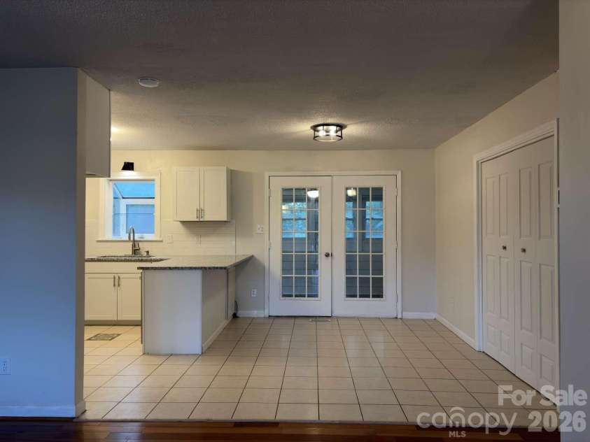 2060 27th Avenue Drive, Hickory, NC 28601.  MLS# CAR4423738, YatesRealty ID 50276. 