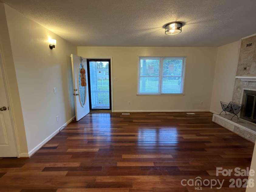 2060 27th Avenue Drive, Hickory, NC 28601.  MLS# CAR4423738, YatesRealty ID 50276. 