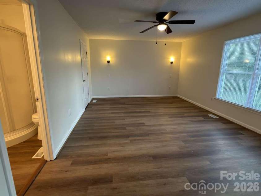 2060 27th Avenue Drive, Hickory, NC 28601.  MLS# CAR4423738, YatesRealty ID 50276. 