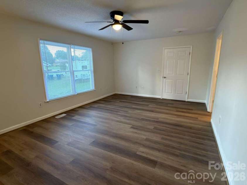 2060 27th Avenue Drive, Hickory, NC 28601.  MLS# CAR4423738, YatesRealty ID 50276. 