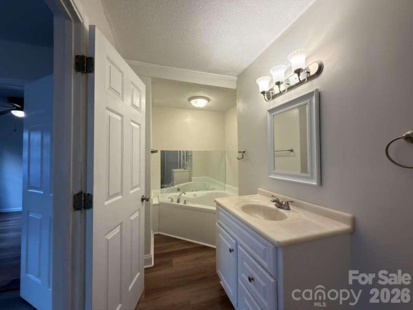 2060 27th Avenue Drive, Hickory, NC 28601.  MLS# CAR4423738, YatesRealty ID 50276. 