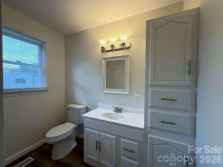 2060 27th Avenue Drive, Hickory, NC 28601.  MLS# CAR4423738, YatesRealty ID 50276. 