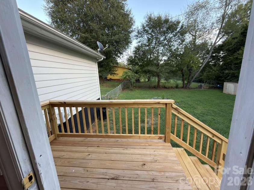 2060 27th Avenue Drive, Hickory, NC 28601.  MLS# CAR4423738, YatesRealty ID 50276. 