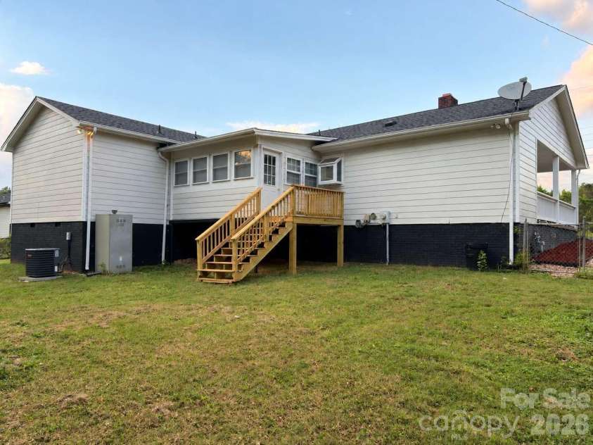 2060 27th Avenue Drive, Hickory, NC 28601.  MLS# CAR4423738, YatesRealty ID 50276. 