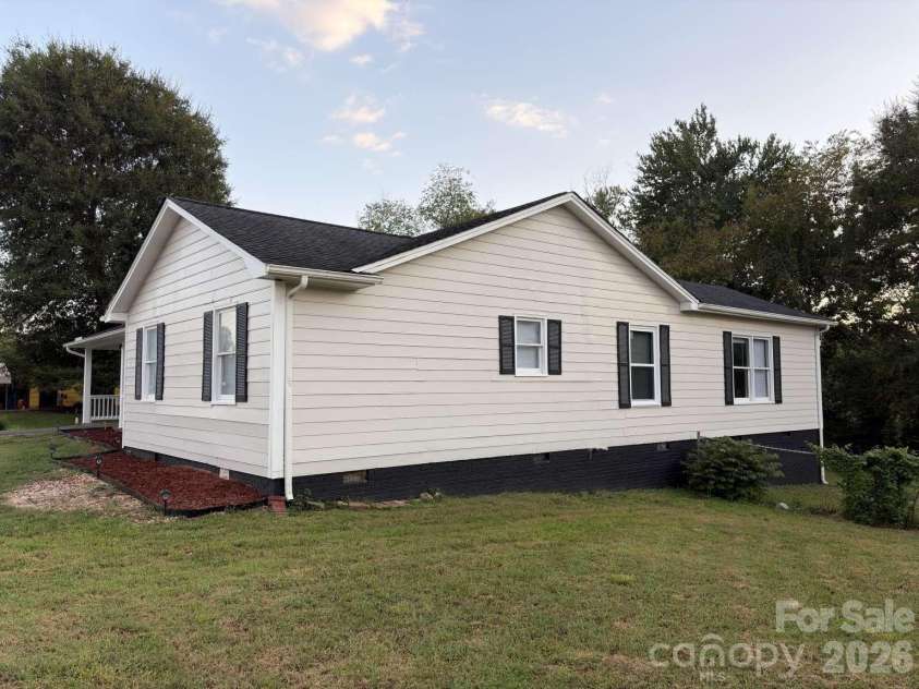2060 27th Avenue Drive, Hickory, NC 28601.  MLS# CAR4423738, YatesRealty ID 50276. 