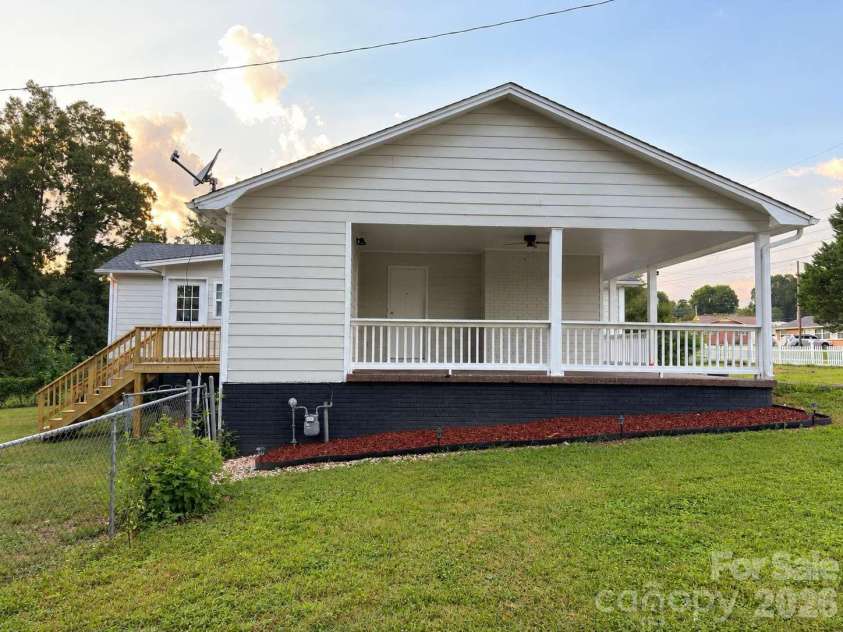 2060 27th Avenue Drive, Hickory, NC 28601.  MLS# CAR4423738, YatesRealty ID 50276. 