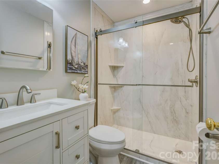 946 Lake Club Drive, Rock Hill, SC 29732.  MLS# CAR4421341, YatesRealty ID 50277. Full bath