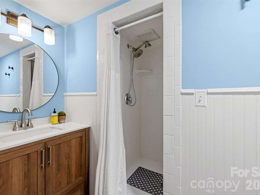 10 Bald Eagle Road, Lake Wylie, SC 29710.  MLS# CAR4421997, YatesRealty ID 50278. Basement full bath in bedroom 5