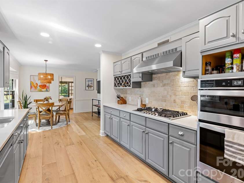 10 Bald Eagle Road, Lake Wylie, SC 29710.  MLS# CAR4421997, YatesRealty ID 50278. Gas cooktop & wall oven make hosting convenient