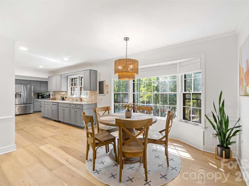 10 Bald Eagle Road, Lake Wylie, SC 29710.  MLS# CAR4421997, YatesRealty ID 50278. Sunny breakfast nook