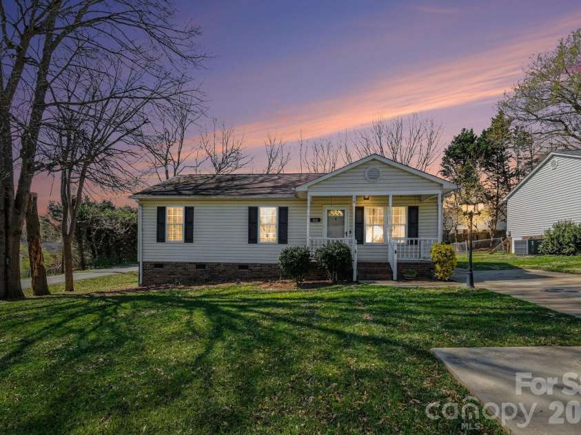 105 Chadwick Circle, Dallas, NC 28034.  MLS# CAR4359647, YatesRealty ID 5028. 