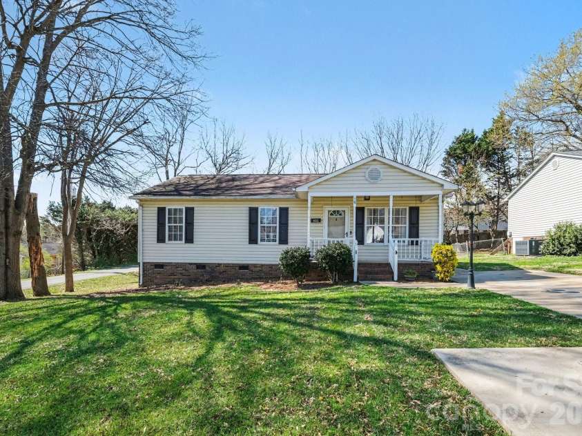 105 Chadwick Circle, Dallas, NC 28034.  MLS# CAR4359647, YatesRealty ID 5028. 