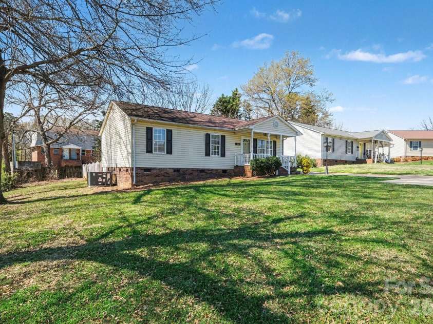 105 Chadwick Circle, Dallas, NC 28034.  MLS# CAR4359647, YatesRealty ID 5028. 