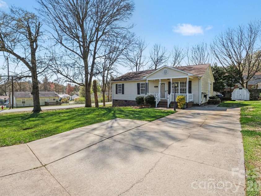 105 Chadwick Circle, Dallas, NC 28034.  MLS# CAR4359647, YatesRealty ID 5028. 