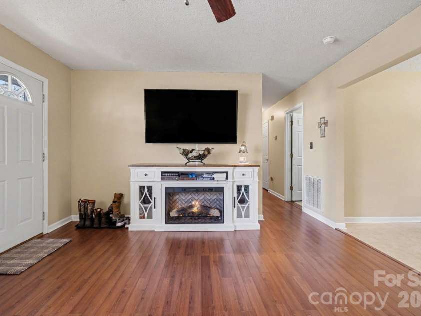 105 Chadwick Circle, Dallas, NC 28034.  MLS# CAR4359647, YatesRealty ID 5028. 