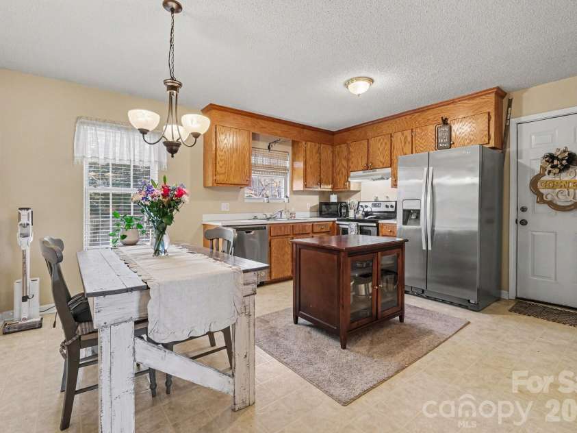 105 Chadwick Circle, Dallas, NC 28034.  MLS# CAR4359647, YatesRealty ID 5028. 