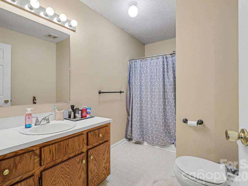 105 Chadwick Circle, Dallas, NC 28034.  MLS# CAR4359647, YatesRealty ID 5028. 
