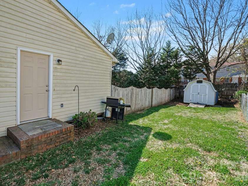 105 Chadwick Circle, Dallas, NC 28034.  MLS# CAR4359647, YatesRealty ID 5028. 