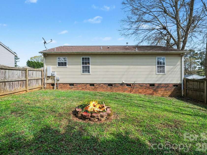 105 Chadwick Circle, Dallas, NC 28034.  MLS# CAR4359647, YatesRealty ID 5028. 