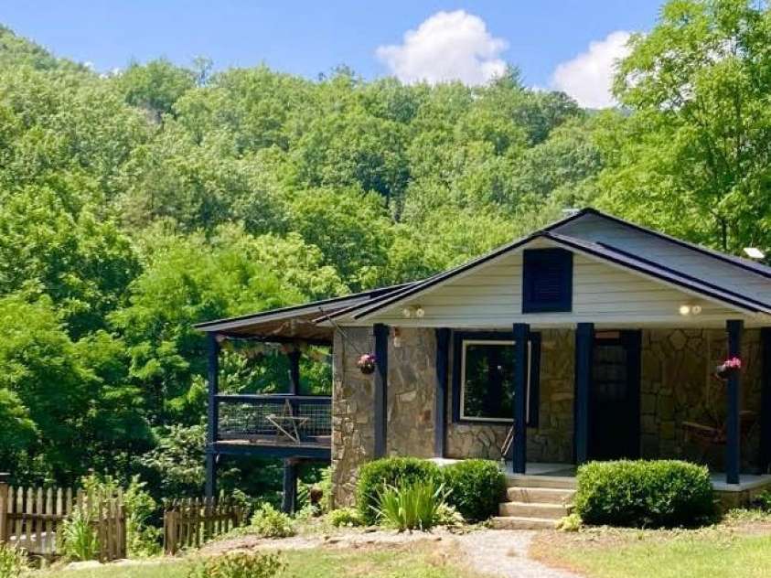 17 Moonlight Trail, Bryson City, NC 28713.  MLS# CAR4160410, YatesRealty ID 5028. 