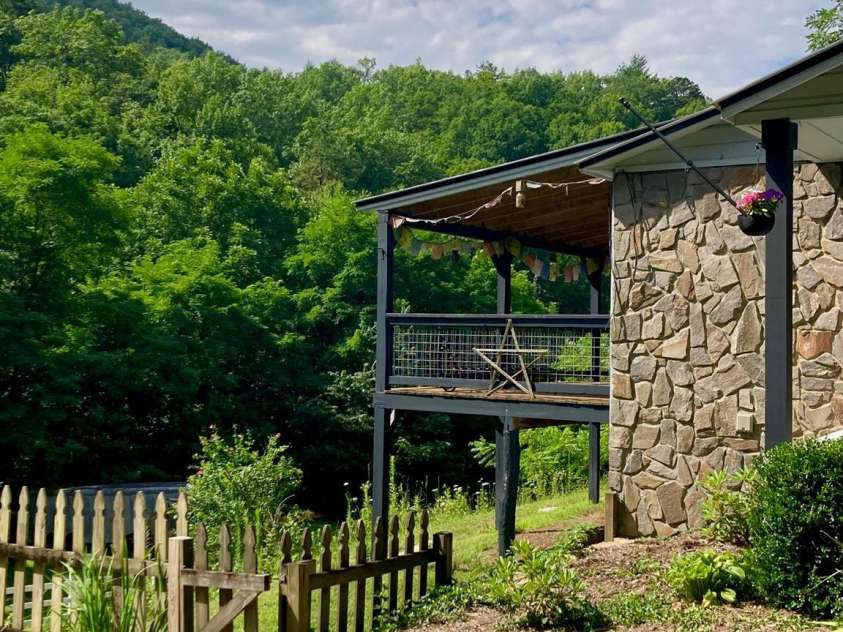 17 Moonlight Trail, Bryson City, NC 28713.  MLS# CAR4160410, YatesRealty ID 5028. 