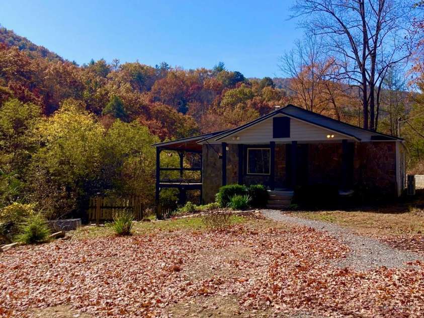 17 Moonlight Trail, Bryson City, NC 28713.  MLS# CAR4160410, YatesRealty ID 5028. 
