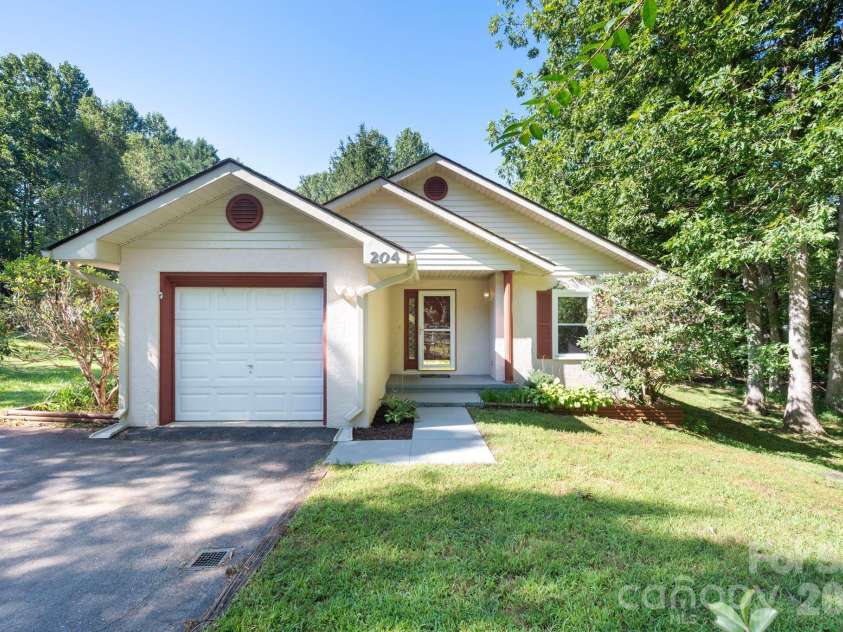 204 Cinnamon Way, Flat Rock, NC 28731.  MLS# CAR4421453, YatesRealty ID 50280. 