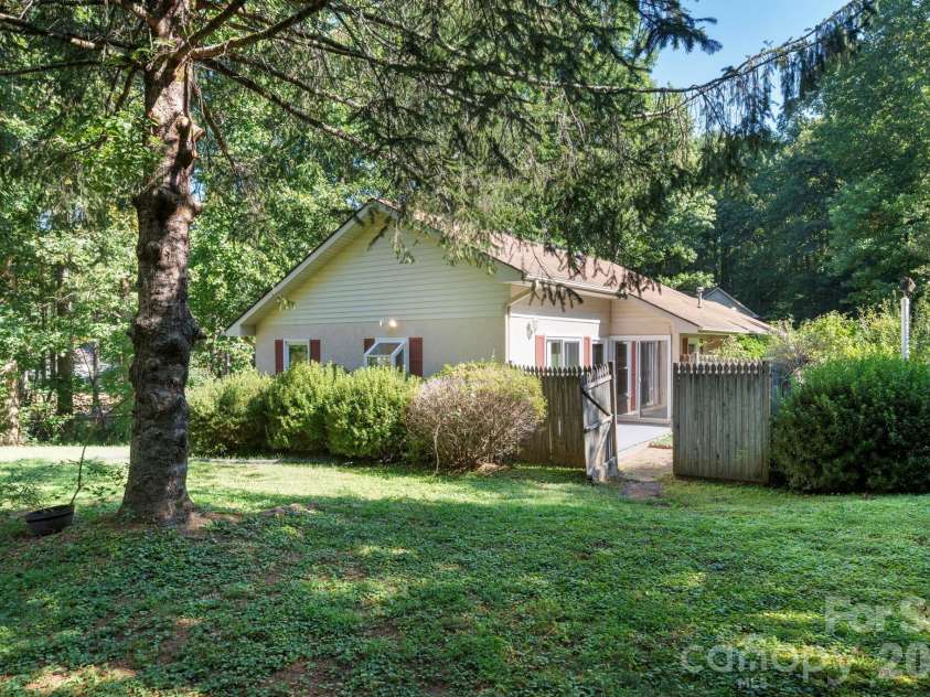 204 Cinnamon Way, Flat Rock, NC 28731.  MLS# CAR4421453, YatesRealty ID 50280. 