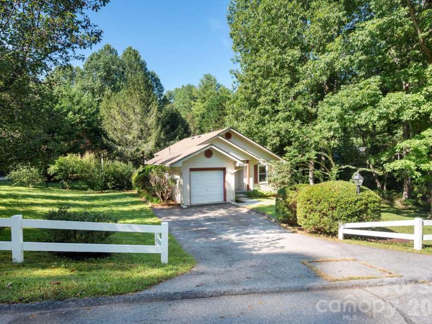 204 Cinnamon Way, Flat Rock, NC 28731.  MLS# CAR4421453, YatesRealty ID 50280. 