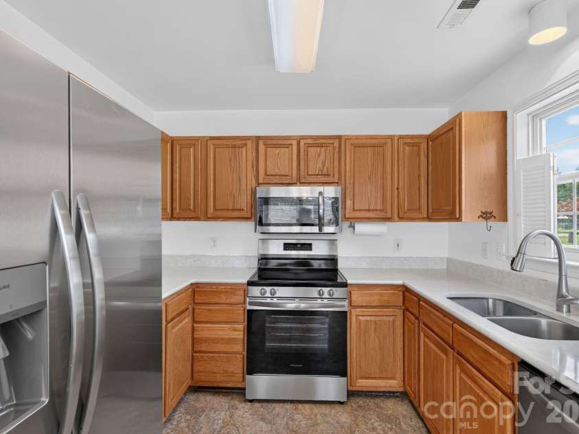 906 Woodhill Drive, Fletcher, NC 28732.  MLS# CAR4404575, YatesRealty ID 50283. Kitchen