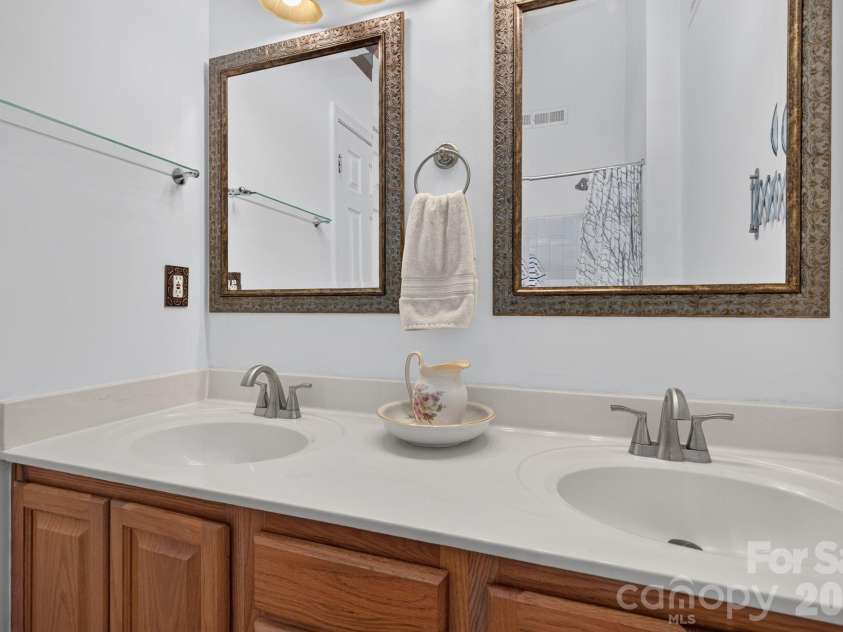 906 Woodhill Drive, Fletcher, NC 28732.  MLS# CAR4404575, YatesRealty ID 50283. Primary Bath